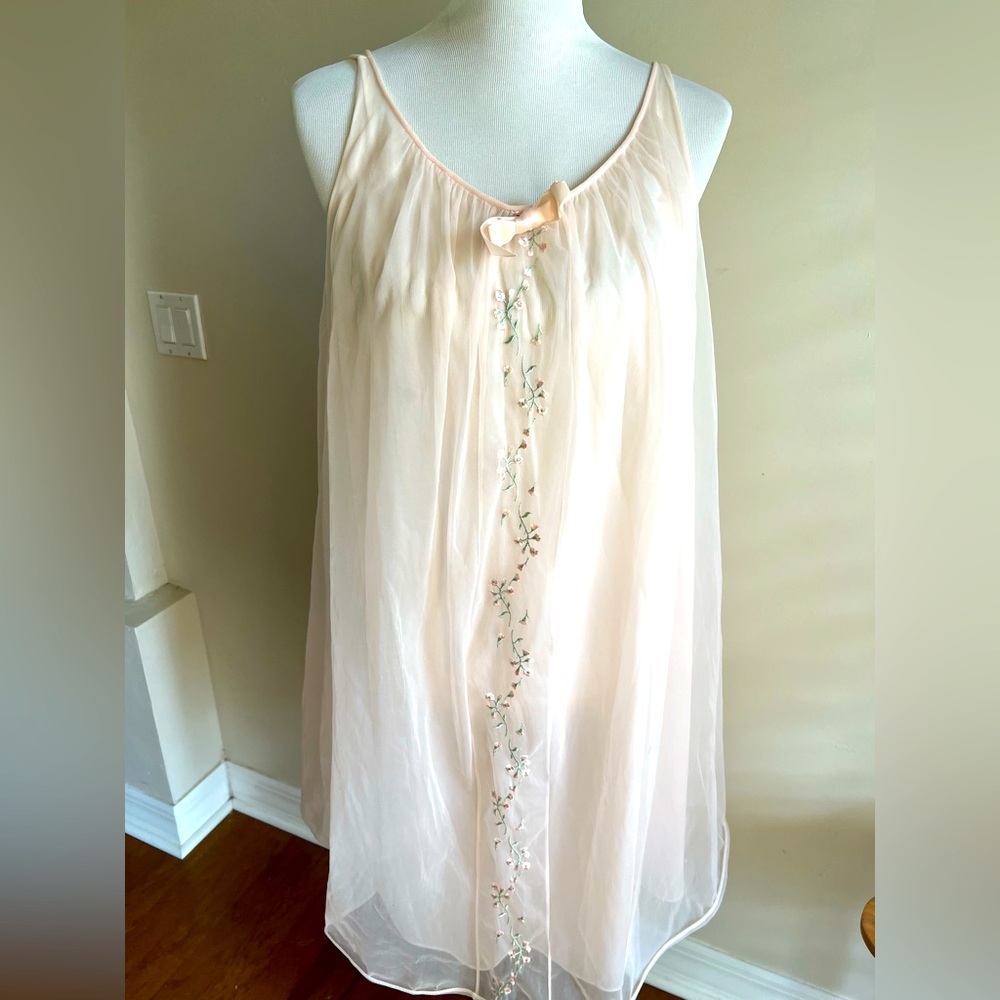 VINTAGE Vanity Fair nightgown 1960’s
